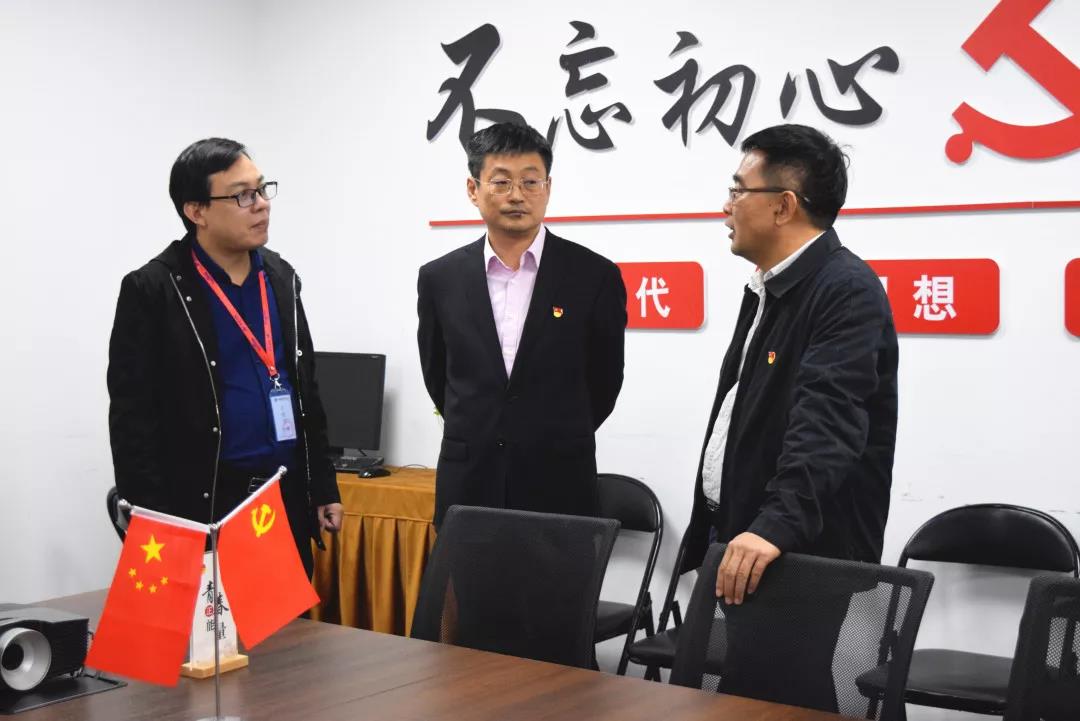 中共安陽(yáng)市委網(wǎng)信辦主任路玉軍、副主任王曉萌等一行人蒞臨安陽(yáng)青峰網(wǎng)絡(luò)指導(dǎo)工作